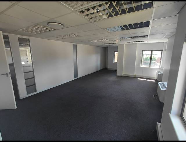 370M² OFFICE TO LET IN LYME PARK